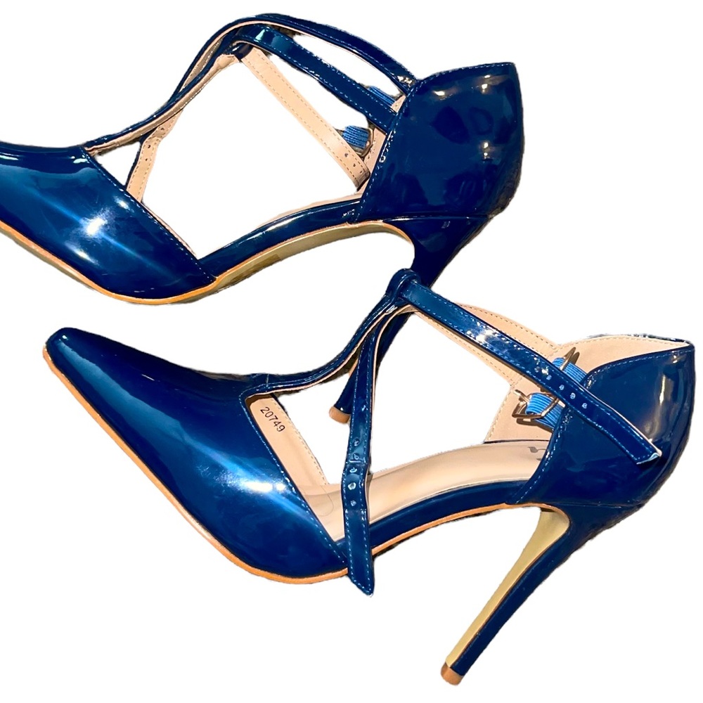 Beautiful Navy Blue T-Strap Faux Patent Stilettos. Perfect Condition l